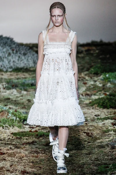 Look 10